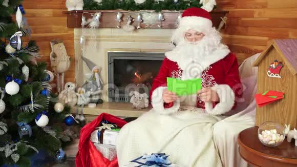 圣诞老人把礼物放进他的袋子里准备去看望孩子的诺埃尔爸爸圣诞老人的邮件打包礼物视频的预览图