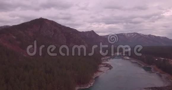 空中观景飞过山河林谷秋天的风景4K视频的预览图