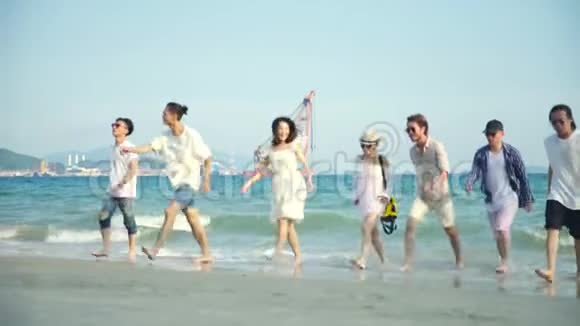 年轻的亚洲成年人在海滩上散步视频的预览图