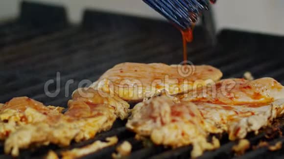 把烤在烤架上的鸡胸肉用火烤起来视频的预览图