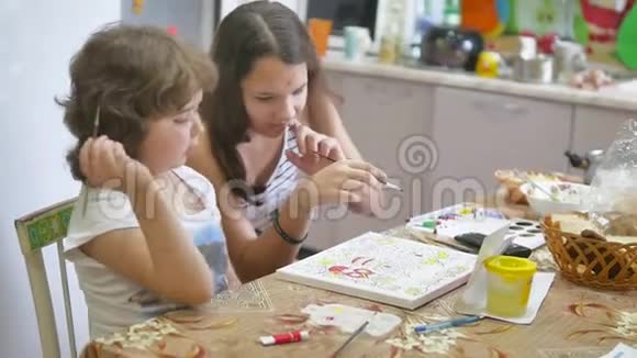 少女嘴里长痘咬指甲成年儿童抽签孩子们在室内画画视频的预览图