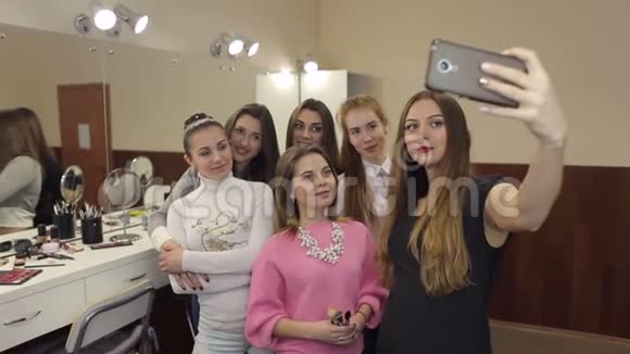 女孩们在美容院做自拍视频的预览图