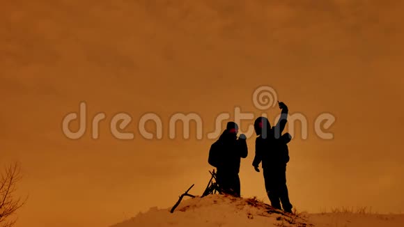 两位游客自拍摄影幸福旅人剪影冬天站在山上游客爬山视频的预览图