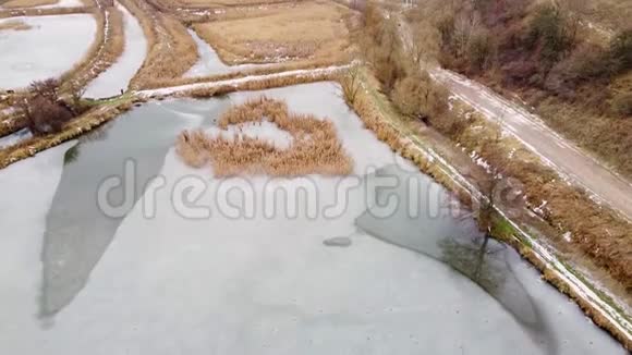 冰冻湖冬季航空无人机视频视频的预览图