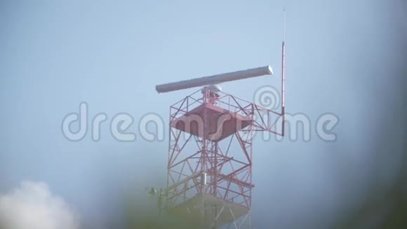 天空中的红色旋转雷达视频的预览图