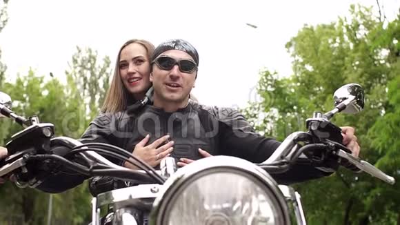 男人和女孩坐在摩托车上特写视频的预览图