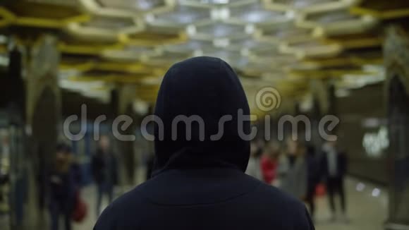 地铁里一个戴头巾的男人的后景孤独的概念视频的预览图