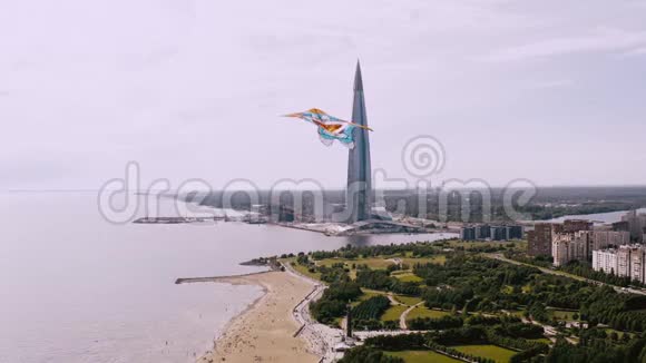 一只风筝在河岸边飞旁边是一座美丽的高楼自由和成功的概念视频的预览图