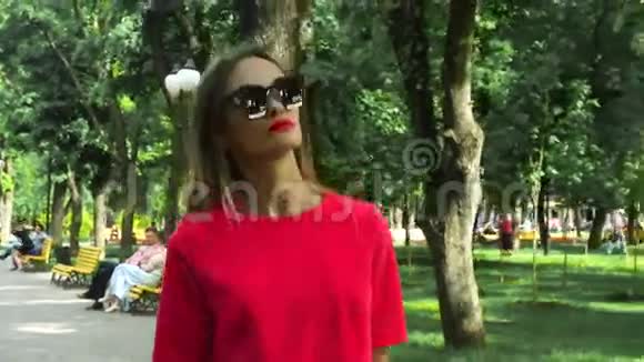 穿红色西装戴太阳镜的漂亮年轻美女视频的预览图