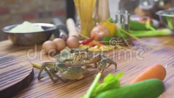 海鲜餐厅海蟹在厨房餐桌上爬行食物配料背景海鲜桌上的活蟹视频的预览图