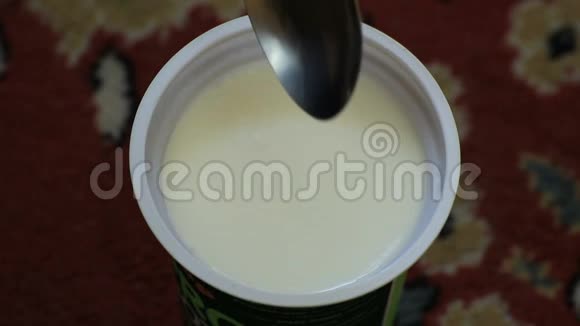 塑料杯里的保加利亚酸奶视频的预览图