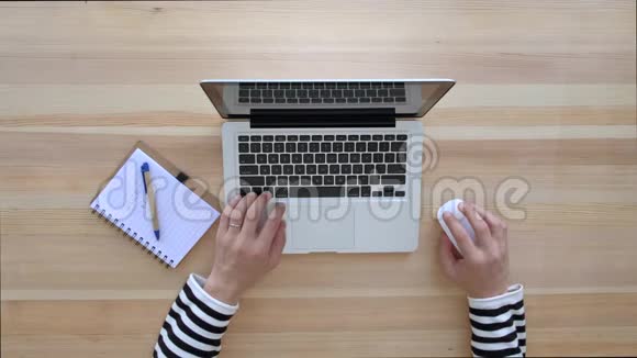 男人正在笔记本电脑上打字上景视频的预览图