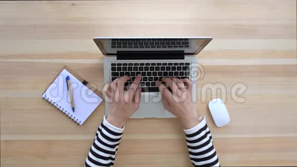 男人正在笔记本电脑上打字上景视频的预览图