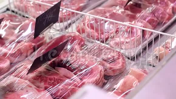 超市里肉的特写肉店的生肉视频的预览图