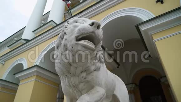 狮子白色雕塑视频的预览图