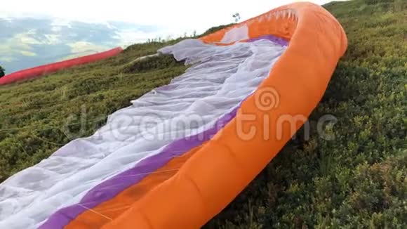 滑翔伞开始在山坡上同时飞行视频的预览图