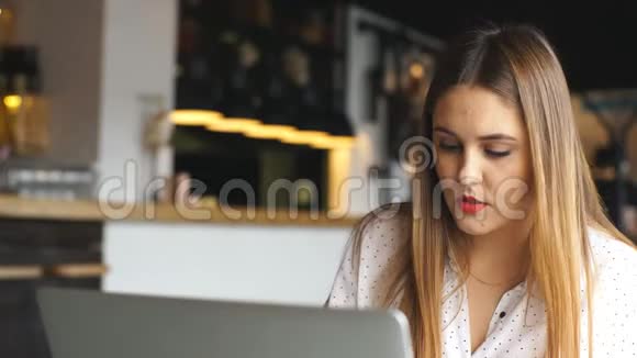 一位严肃的女商人为笔记本电脑工作看着文件视频的预览图