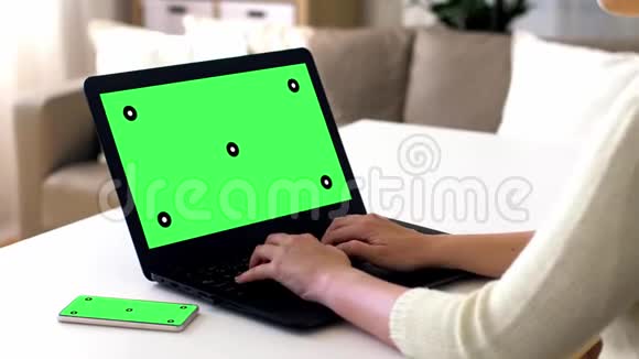 手提电脑和智能手机上有绿色屏幕视频的预览图