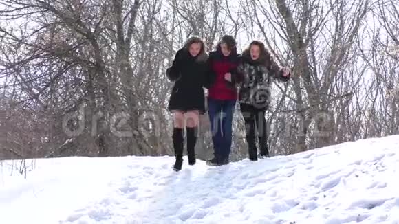 一群朋友在雪地里奔跑慢动作视频的预览图