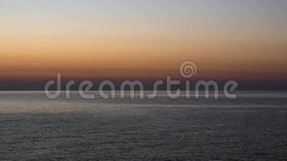 平静的大海黄昏的黎明视频的预览图