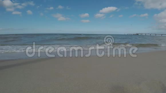 赤脚行走在沙滩上视频的预览图
