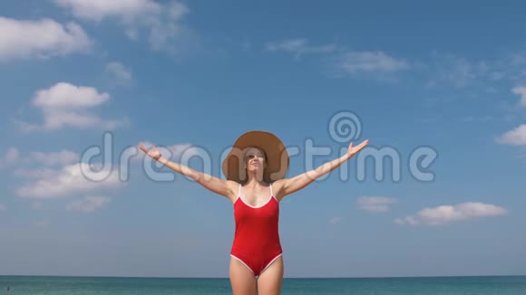 穿红色泳衣和帽子的旅游妇女欢迎飞机旅行你好假期概念视频的预览图
