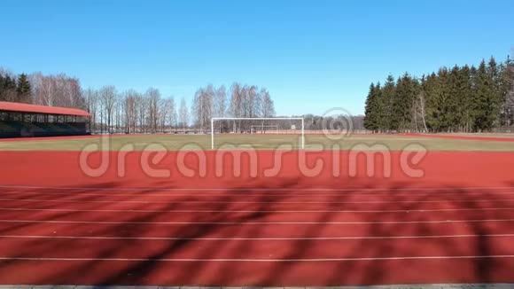 在小省的体育场里无人驾驶飞机在春天穿过足球大门视频的预览图