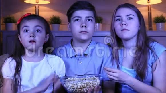 孩子们在电视上看恐怖电影视频的预览图