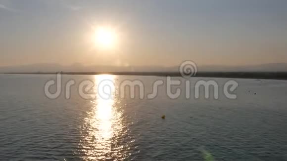 宁静的地中海海滩上美丽的日出视频的预览图