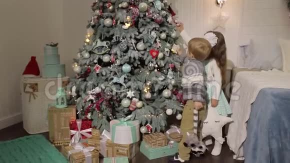 两个小朋友装饰圣诞树视频的预览图