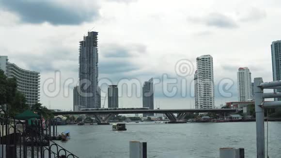 市中心的天际线河对岸的城市景色视频的预览图