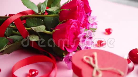 玫瑰蜡烛和心形亚克力装饰混合花束视频的预览图