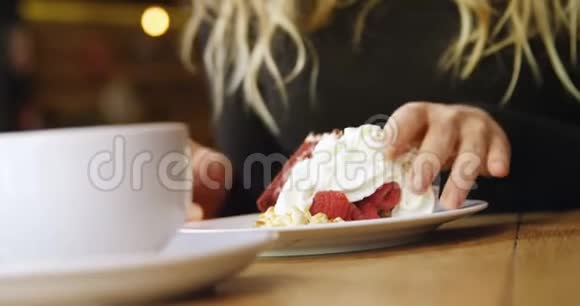 在咖啡馆吃蛋糕的女人视频的预览图
