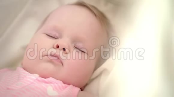 漂亮的女婴睡觉甜蜜的梦摇篮曲婴儿在床上睡觉视频的预览图