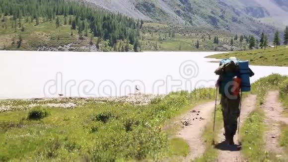 一个背着背包的人沿着一条山河散步视频的预览图