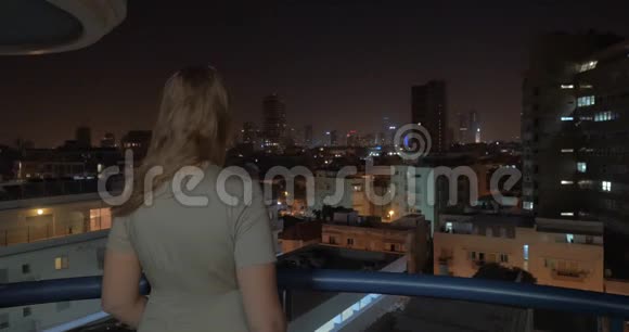 从屋顶欣赏夜景的女人以色列特拉维夫视频的预览图