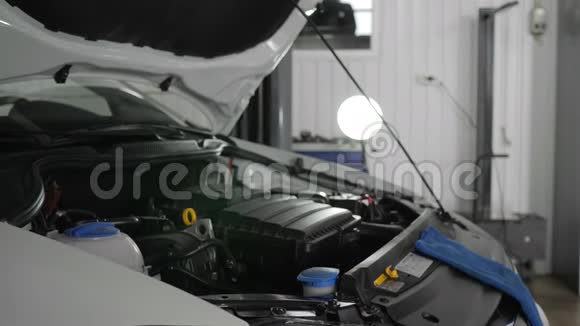 汽车修理工机械员检查油位诊断系统汽车服务年轻视频的预览图