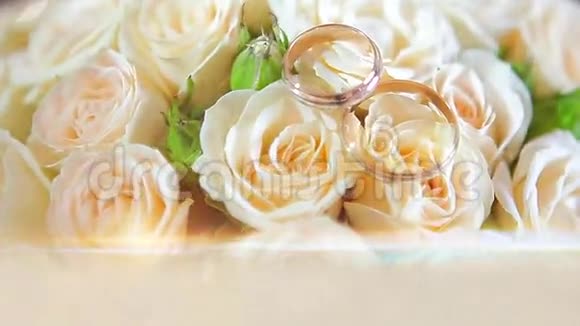 带花的结婚戒指视频的预览图