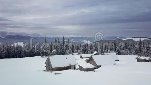 飞过喀尔巴阡山脉的小村庄视频的预览图