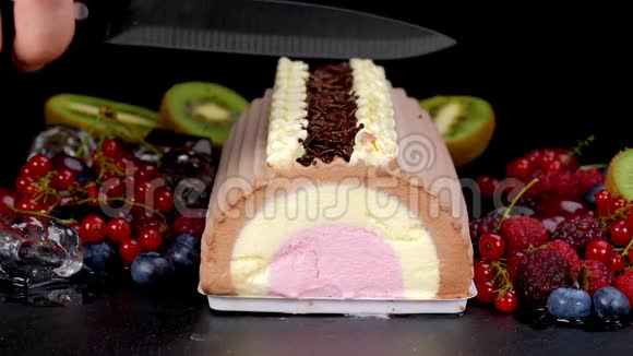 巧克力香草草莓冰淇淋和水果视频的预览图