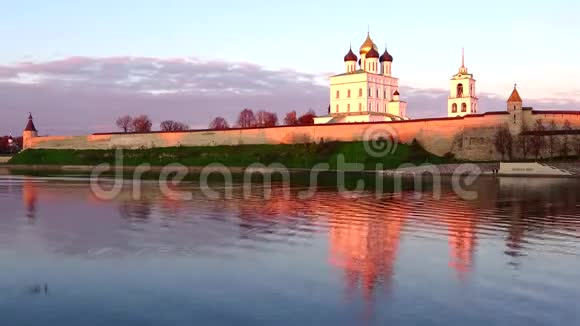 普斯科夫克里姆林宫在十月的黄昏普斯科夫俄罗斯视频的预览图