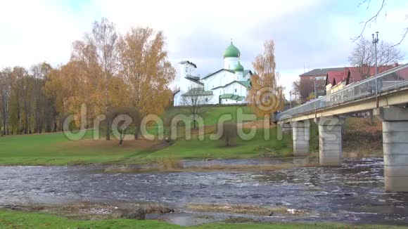 在萨普斯科瓦耶的哈里发教堂云十月日俄罗斯普斯科夫视频的预览图