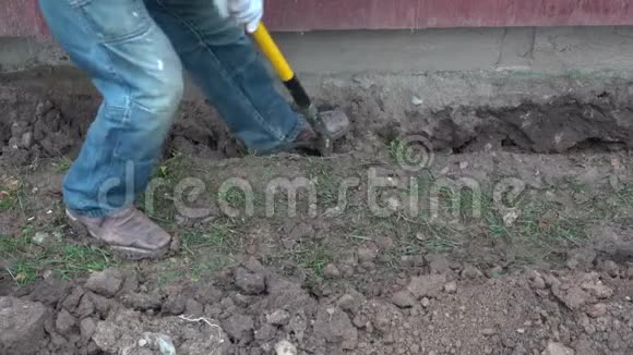 工人在房屋地基附近挖沟视频的预览图