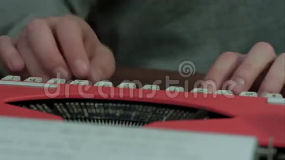 男的手在红色打字机上打字视频的预览图