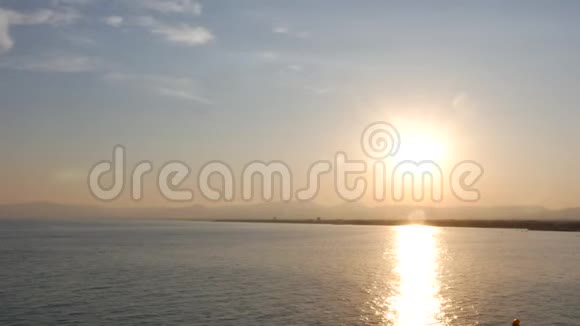 宁静的地中海海滩上美丽的日出视频的预览图