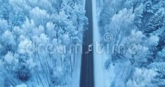 冬季在森林道路上行驶的汽车的空中射击视频的预览图