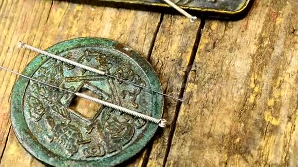 中国古币上的针灸针视频的预览图