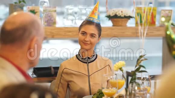 宴会上戴帽子的生日女孩快乐视频的预览图