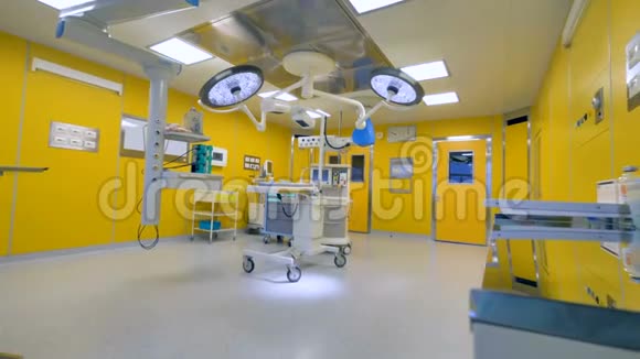 工作设备附近医疗灯下未使用的手术台4K视频的预览图