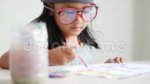 近距离拍摄亚洲小女孩绘画艺术教育概念003视频的预览图